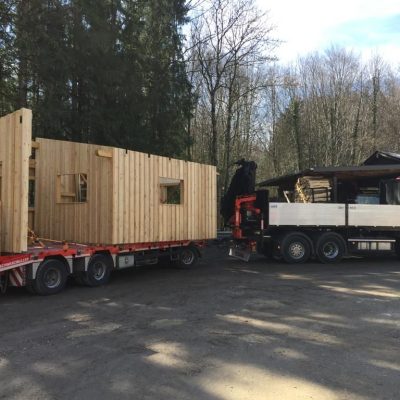 Lkw liefert Holzhaus