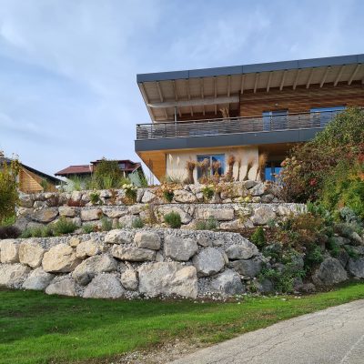 Steinschüttung & Haus